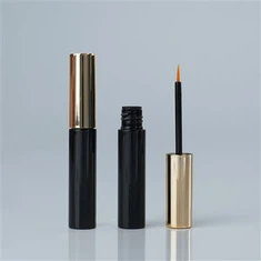 bouteille d'eye-liner vide avec pinceau