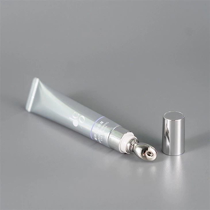 Tube de crème pour les yeux avec applicateur en métal